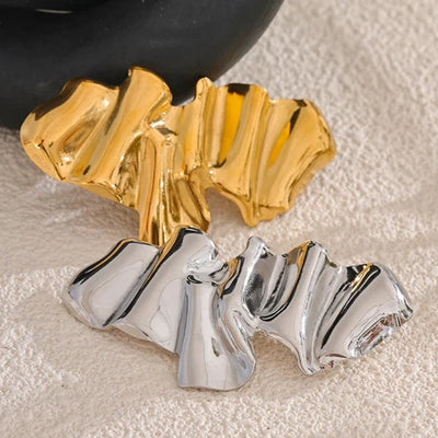 oomed-in view showing shiny finish and fine pin clasp