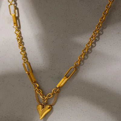 Heart chain hanging necklace in gold,