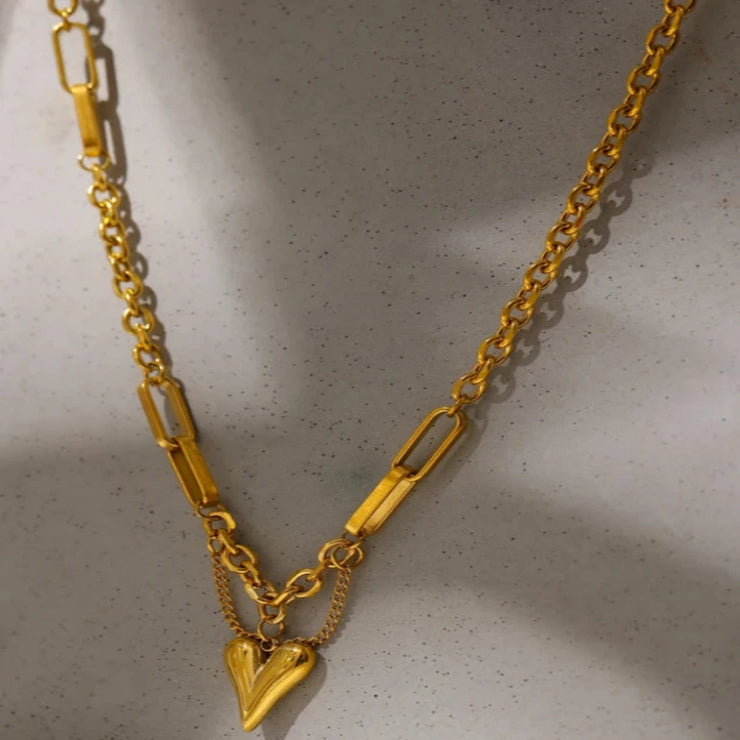 Heart chain hanging necklace in gold,