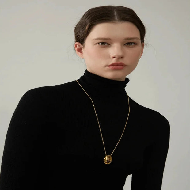 A model wearing the minimalist long sweater chain necklace over a casual white sweater, showcasing its versatility.