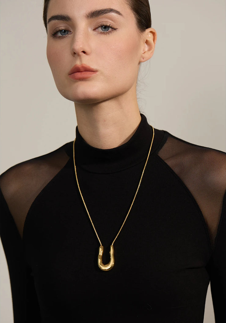 U-Shape gold pendant necklace