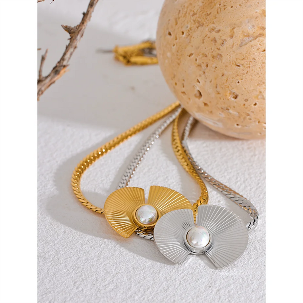 Imitation Pearl Fan Necklace