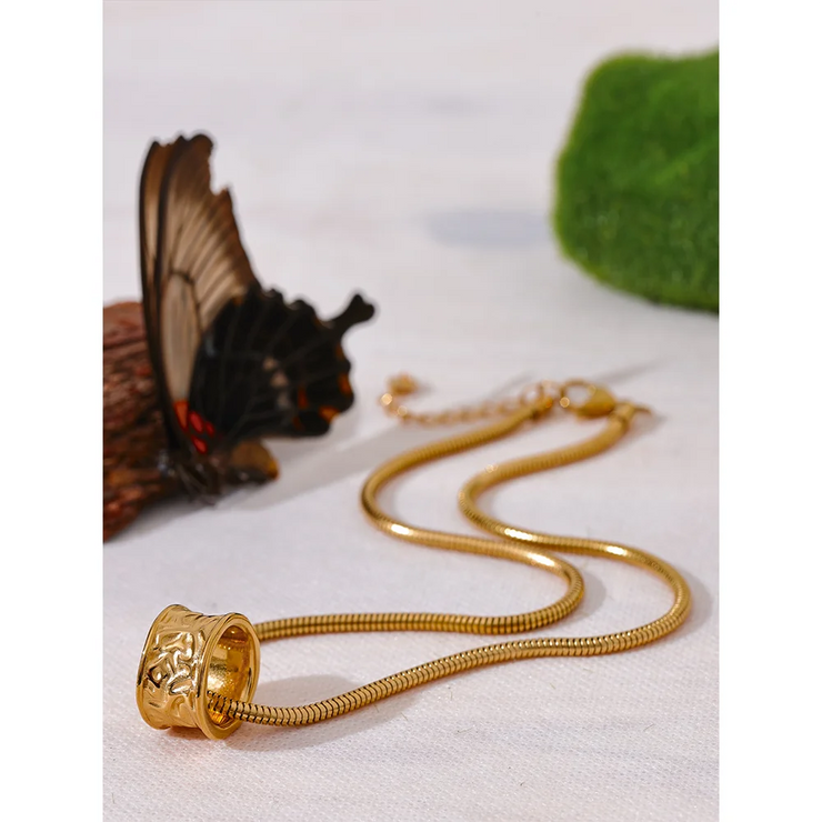 18K Gold Wide Round Pendant Necklace