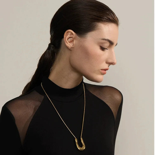 U-Shape gold pendant necklace