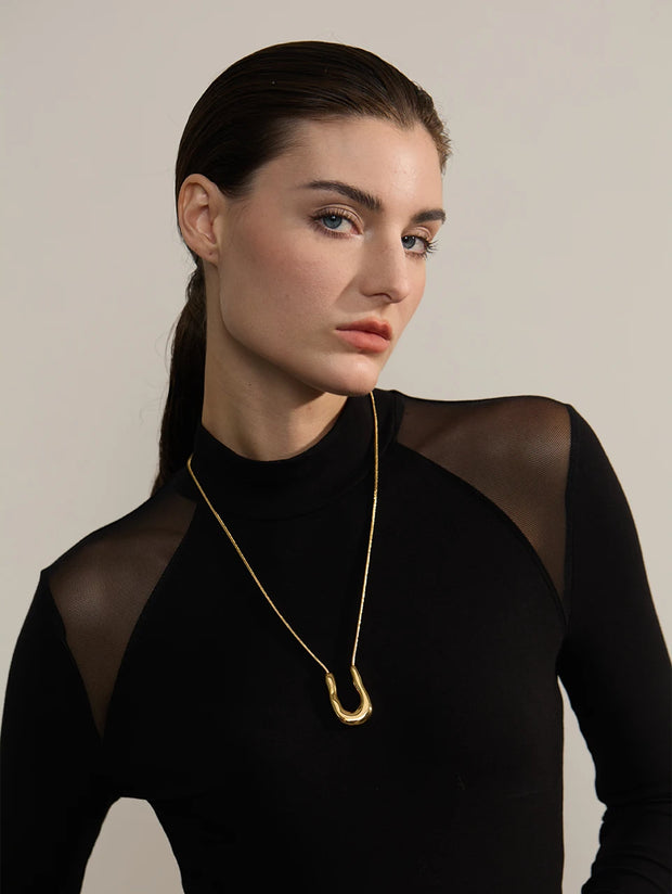 U-Shape gold pendant necklace