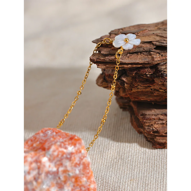 Shell Flower Pendant Necklace