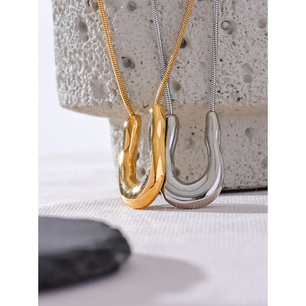 U-Shape gold pendant necklace