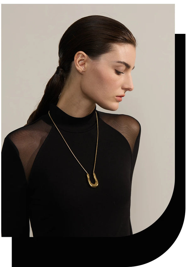 U-Shape gold pendant necklace